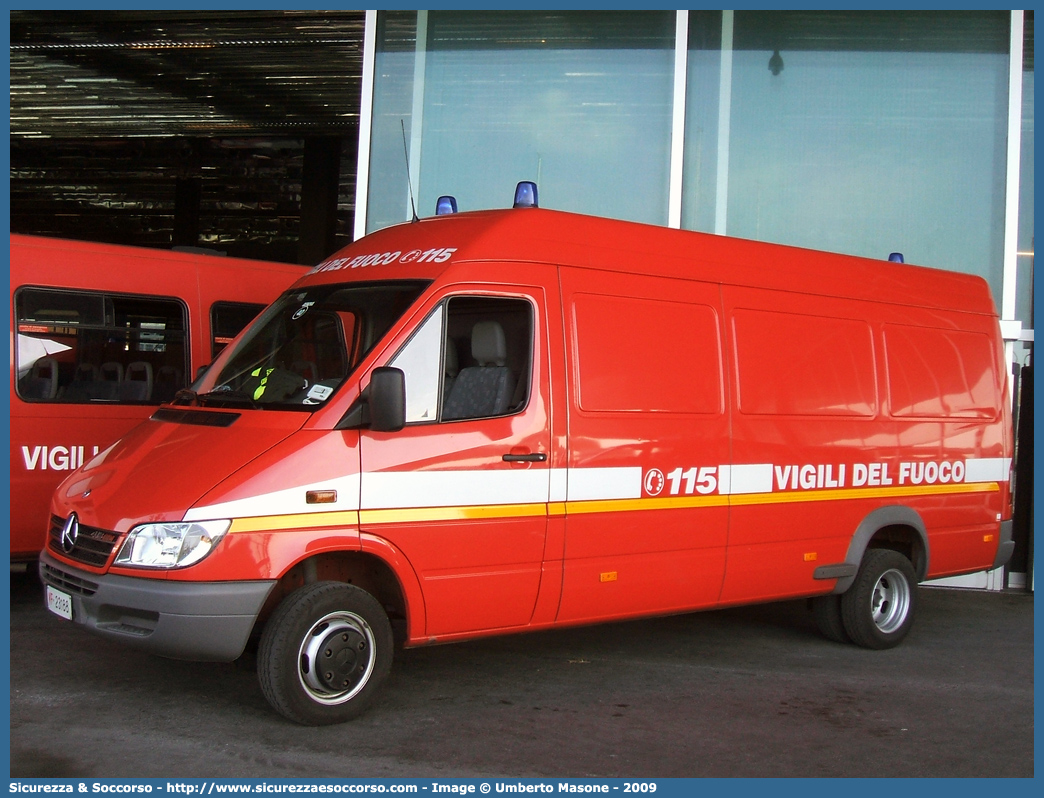 VF 23188
Corpo Nazionale Vigili del Fuoco
Mercedes Benz Sprinter 413 I serie restyling
Parole chiave: VF;V.F.;VVF;V.V.F.;Corpo;Nazionale;Vigili del Fuoco;Vigili;Fuoco;Autocarro;Autofurgone;Mercedes Benz;Sprinter