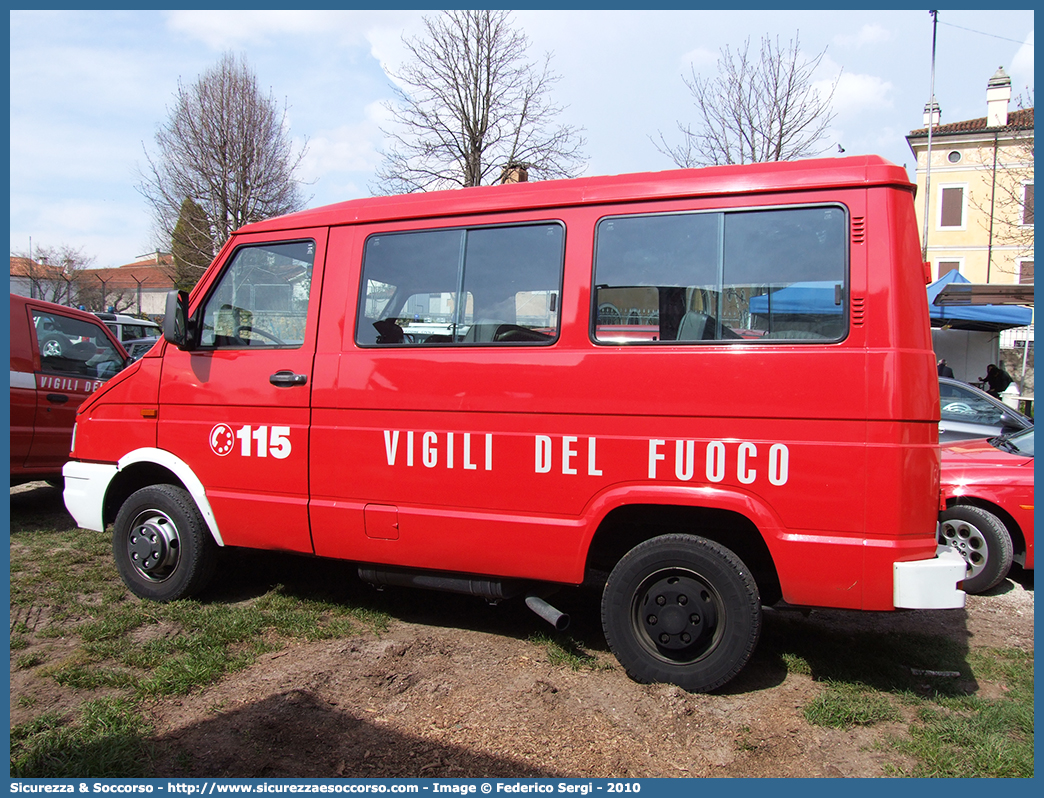 VF 23438
Corpo Nazionale Vigili del Fuoco
Iveco Daily 30-8 II serie
Parole chiave: VVF;V.V.F.;Corpo;Nazionale;Vigili;del;Fuoco;Iveco;Daily;30-8;30.8;30;8