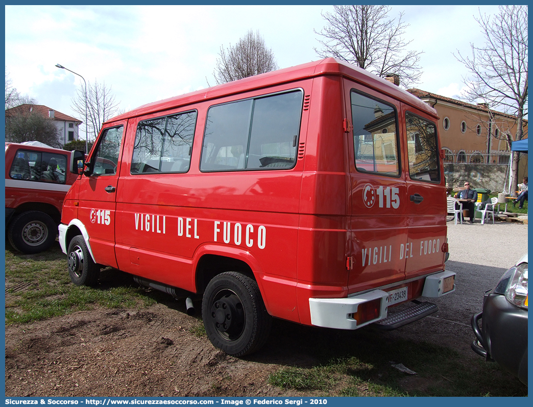 VF 23438
Corpo Nazionale Vigili del Fuoco
Iveco Daily 30-8 II serie
Parole chiave: VVF;V.V.F.;Corpo;Nazionale;Vigili;del;Fuoco;Iveco;Daily;30-8;30.8;30;8