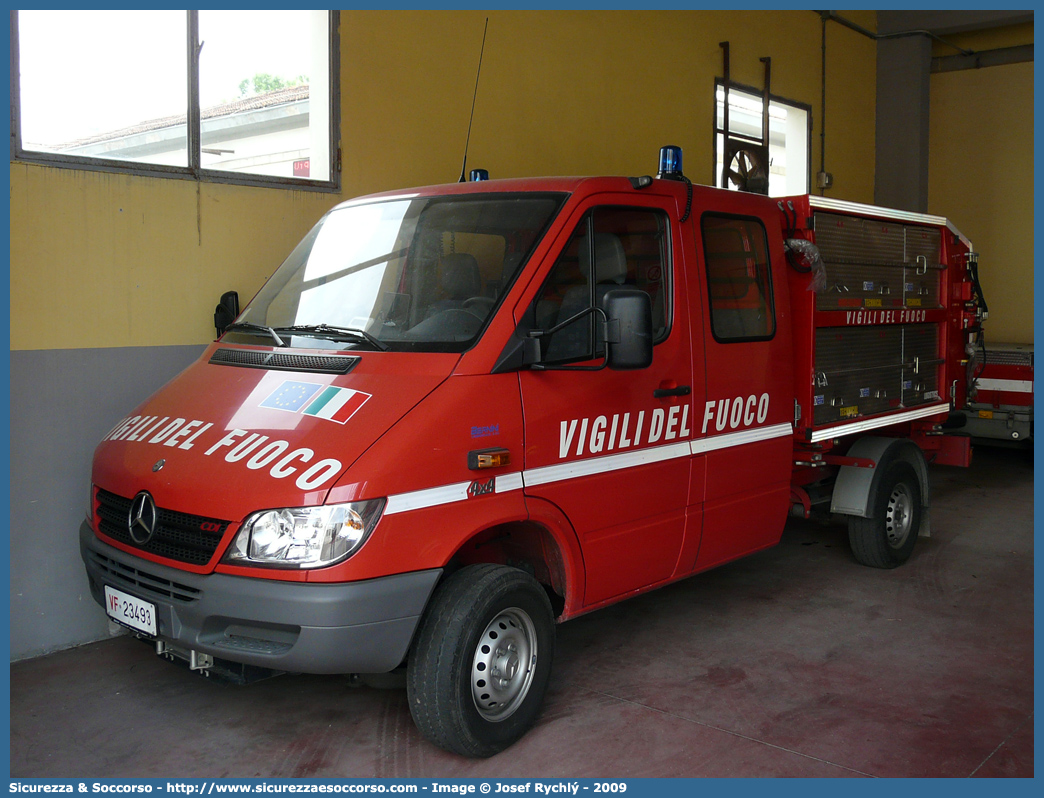 VF 23493
Corpo Nazionale Vigili del Fuoco
Mercedes Benz Sprinter 316 4x4 I serie restyling
Parole chiave: VF;V.F.;VVF;V.V.F.;Corpo;Nazionale;Vigili del Fuoco;Vigili;Fuoco;Autocarro;Autofurgone;Mercedes Benz;Sprinter