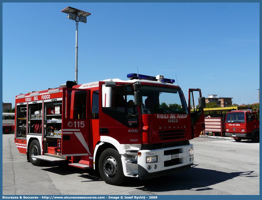 VF 23657
Corpo Nazionale Vigili del Fuoco
Iveco Magirus Stralis 
190S40 I serie "Active Fire"
Parole chiave: VVF;V.V.F.;Corpo;Nazionale;Vigili;del;Fuoco;AutoPompaSerbatoio;APS;A.P.S.;Iveco;Magirus;Stralis;190S40;Active;Fire