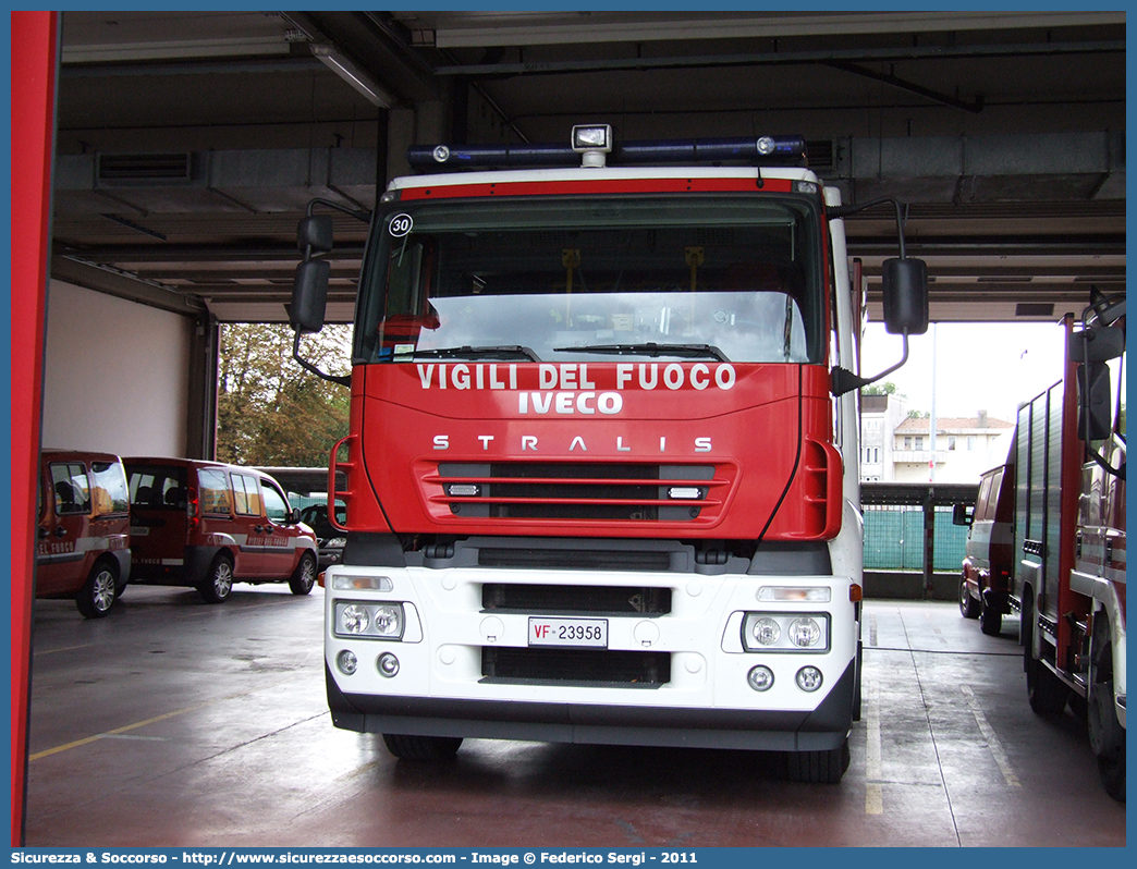 VF 23958
Corpo Nazionale Vigili del Fuoco
Iveco Magirus Stralis 
190S40 I serie "Active Fire"
Parole chiave: VVF;V.V.F.;Corpo;Nazionale;Vigili;del;Fuoco;AutoPompaSerbatoio;APS;A.P.S.;Iveco;Magirus;Stralis;190S40;Active;Fire