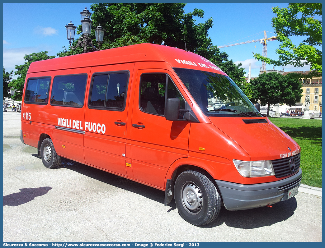 VF 24103
Corpo Nazionale Vigili del Fuoco
Mercedes Benz Sprinter 312D I serie
Parole chiave: VVF;V.V.F.;Corpo;Nazionale;Vigili;del;Fuoco;Mercedes;Benz;Sprinter;312D