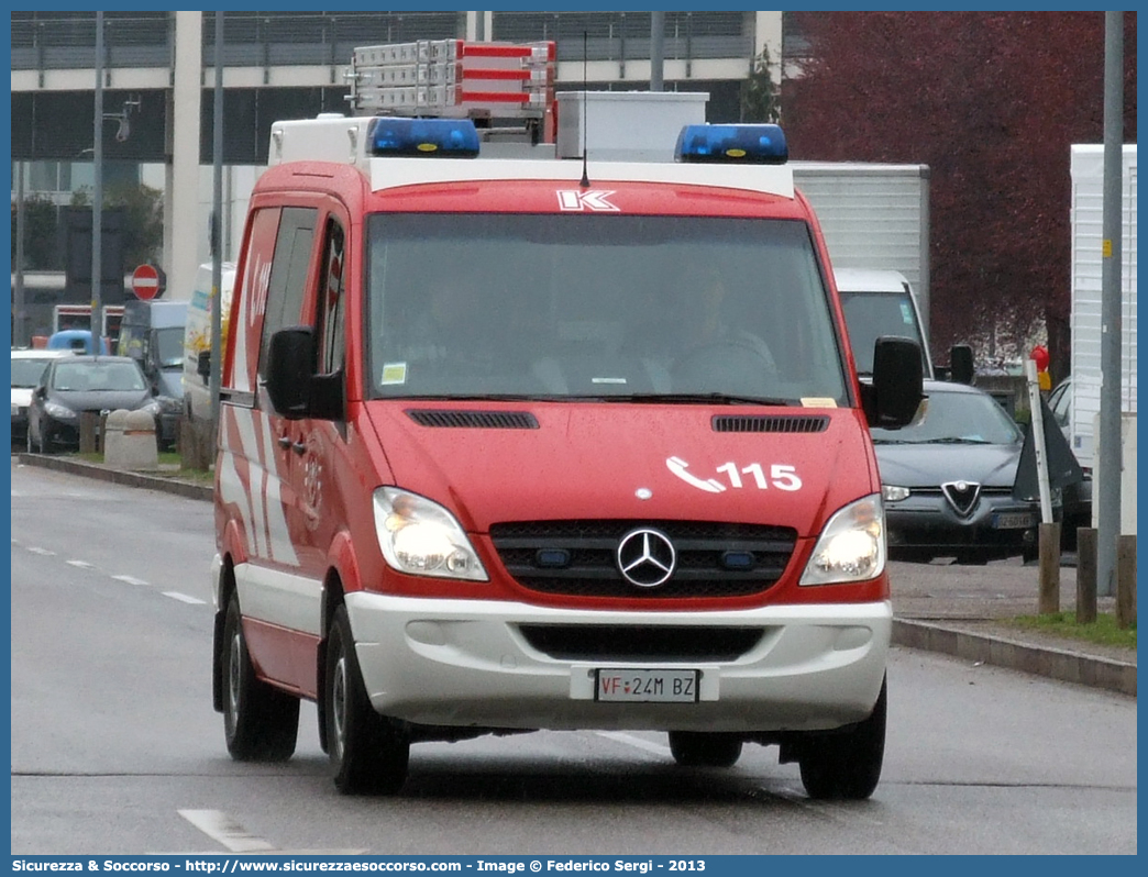 VF 24M BZ
Vigili del Fuoco Volontari Oltrisarco-Aslago
Freiwillige Feuerwehr Oberau-Haslach
Mercedes-Benz Sprinter II serie
Allestitore Kofler Fahrzeugbau S.n.c.
Parole chiave: VF;VFV;V.F.;V.F.V.;Vigili;Fuoco;Volontari;Freiwillige;Feuerwehr;Oltrisarco;Aslago;Oberau;Haslach;Mercedes;Benz;Sprinter;Kofler;Fahrzeugbau