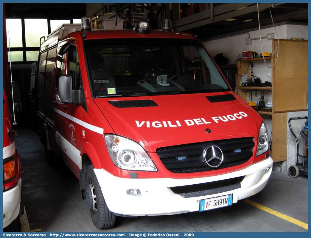 VF 3H9TN
Corpo Permanente dei Vigili del Fuoco Trento
Mercedes-Benz Sprinter II serie
Parole chiave: VF;V.F.;Vigili del Fuoco;Vigili;Fuoco;Corpo;Permanente;Trento;Mercedes;Benz;Sprinter