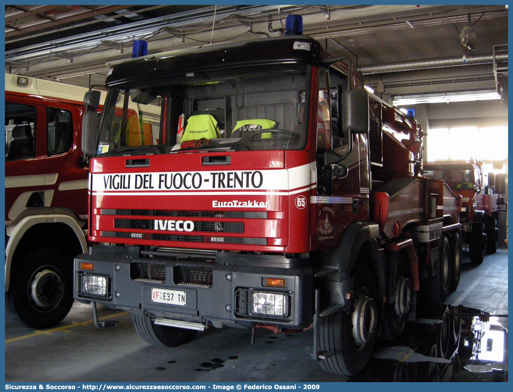 VF E37TN
Corpo Permanente dei Vigili del Fuoco Trento
Iveco EuroTrakker 410E42
Parole chiave: VF;V.F.;Vigili del Fuoco;Vigili;Fuoco;Corpo;Permanente;Trento;Iveco;EuroTrakker;410E42