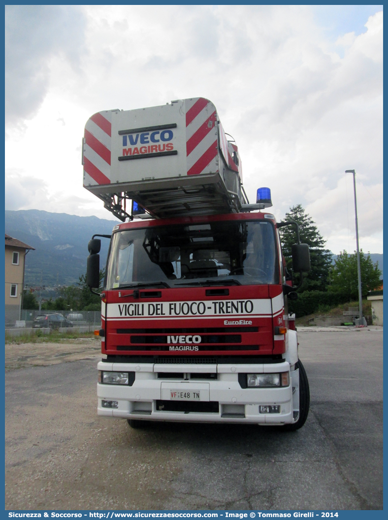 VF  E48TN
Corpo Permanente dei Vigili del Fuoco Trento
Iveco Magirus EuroFire 180E34 I serie
(variante)
Parole chiave: VF;V.F.;Vigili del Fuoco;Vigili;Fuoco;Corpo;Permanente;Trento;Iveco;Magirus;EuroFire;180E34