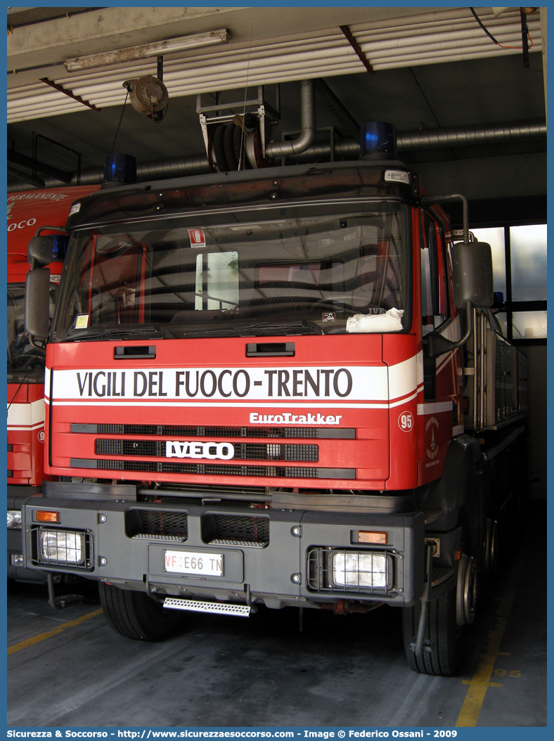 VF E66TN
Corpo Permanente dei Vigili del Fuoco Trento
Iveco EuroTrakker 410E47
Parole chiave: VF;V.F.;Vigili del Fuoco;Vigili;Fuoco;Corpo;Permanente;Trento;Iveco;EuroTrakker;410E47