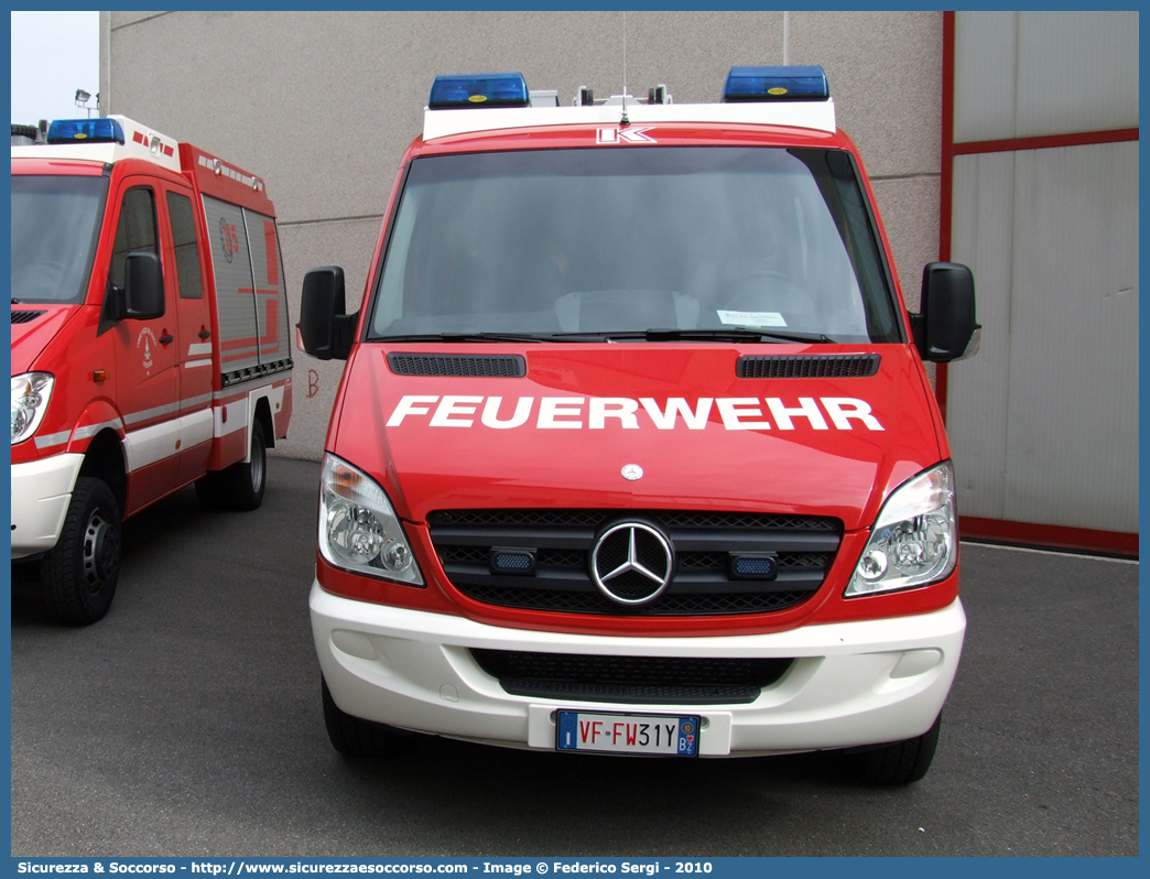 VF FW31Y
Vigili del Fuoco Volontari Montana
Freiwillige Feuerwehr Montal
Mercedes-Benz Sprinter II serie
Allestitore Kofler Fahrzeugbau S.n.c.
Parole chiave: VF;VFV;V.F.;V.F.V.;Vigili;Fuoco;Volontari;Freiwillige;Feuerwehr;Montana;Montal;Mercedes;Benz;Sprinter;Kofler;Fahrzeugbau