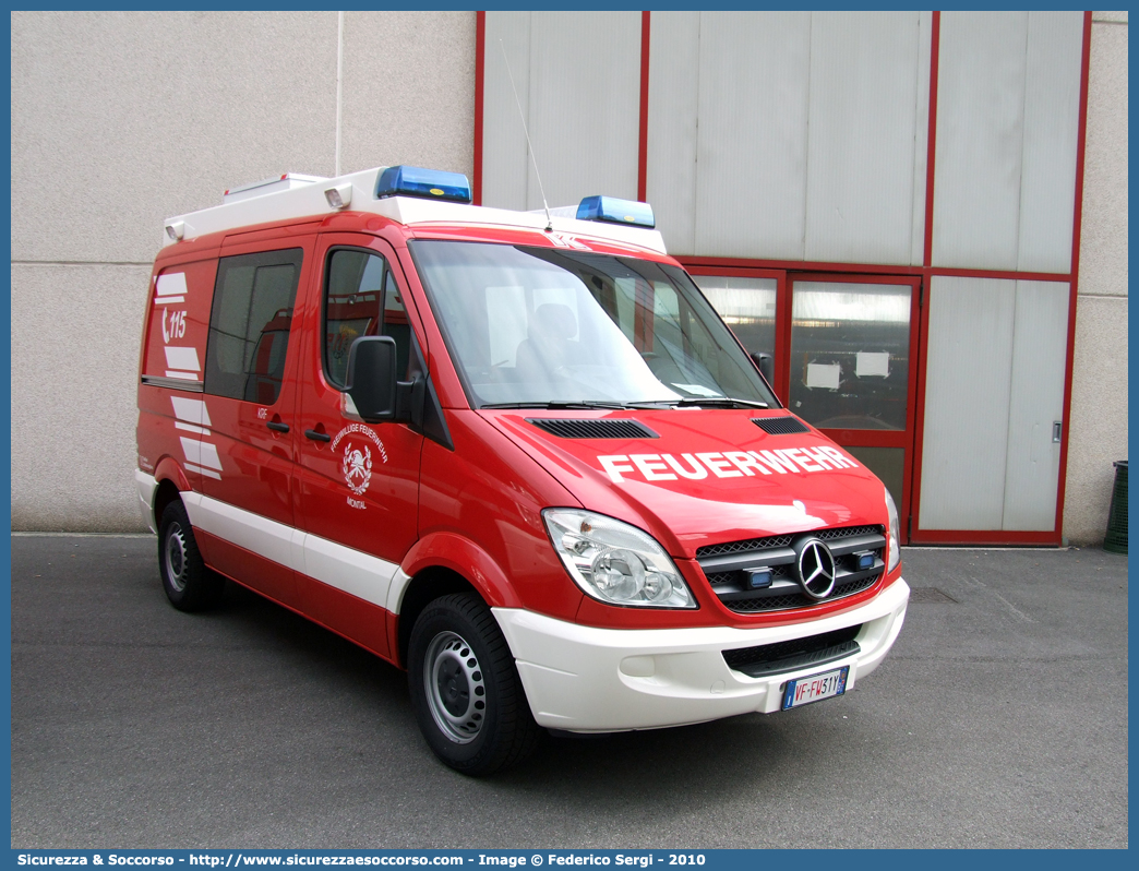 VF FW31Y
Vigili del Fuoco Volontari Montana
Freiwillige Feuerwehr Montal
Mercedes-Benz Sprinter II serie
Allestitore Kofler Fahrzeugbau S.n.c.
Parole chiave: VF;VFV;V.F.;V.F.V.;Vigili;Fuoco;Volontari;Freiwillige;Feuerwehr;Montana;Montal;Mercedes;Benz;Sprinter;Kofler;Fahrzeugbau