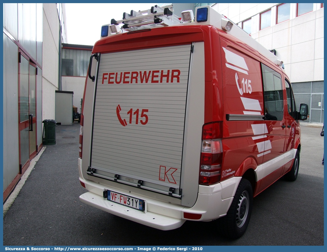 VF FW31Y
Vigili del Fuoco Volontari Montana
Freiwillige Feuerwehr Montal
Mercedes-Benz Sprinter II serie
Allestitore Kofler Fahrzeugbau S.n.c.
Parole chiave: VF;VFV;V.F.;V.F.V.;Vigili;Fuoco;Volontari;Freiwillige;Feuerwehr;Montana;Montal;Mercedes;Benz;Sprinter;Kofler;Fahrzeugbau