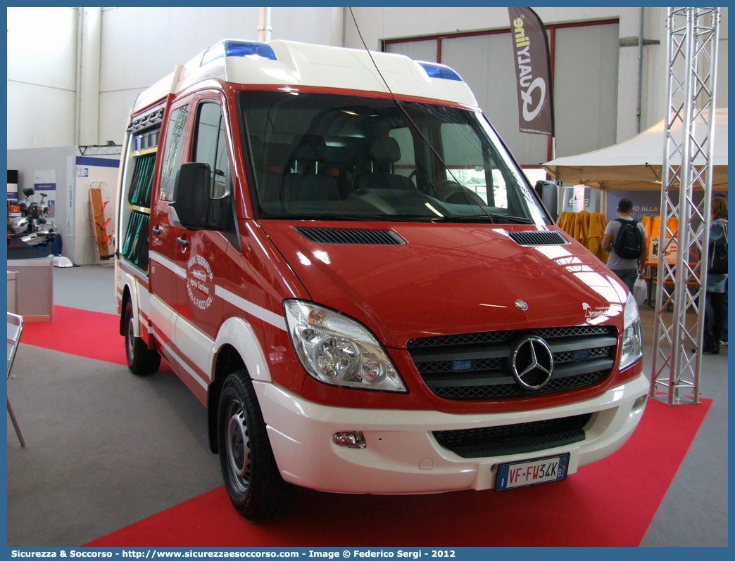 VF FW34K
Vigili del Fuoco Volontari Ponte Gardena
Freiwillige Feuerwehr Waidbruck
Mercedes-Benz Sprinter II serie
Allestitore Brandschutz S.r.l.
Parole chiave: VF;VFV;V.F.;V.F.V.;Vigili;Fuoco;Volontari;Freiwillige;Feuerwehr;Ponte;Gardena;Waidbruck;Mercedes;Benz;Sprinter;Brandschutz