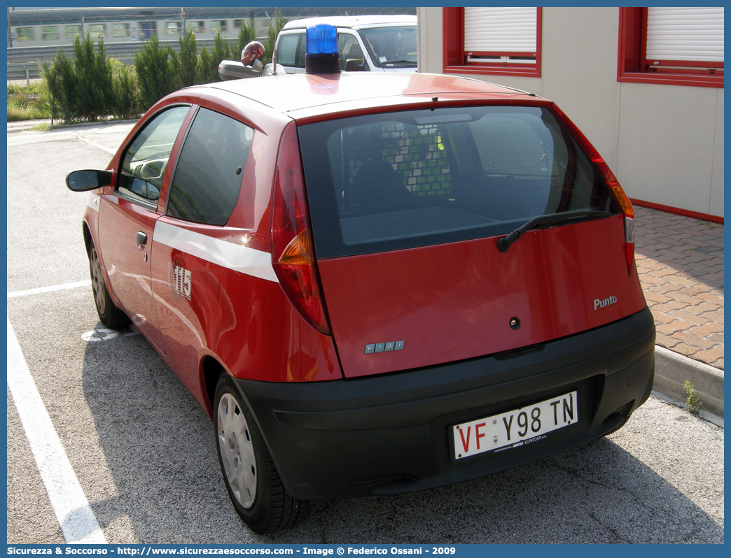 VF Y98TN
Corpo Permanente dei Vigili del Fuoco Trento
Fiat Punto II serie
Parole chiave: VF;V.F.;Vigili del Fuoco;Vigili;Fuoco;Corpo;Permanente;Trento;Fiat;Punto