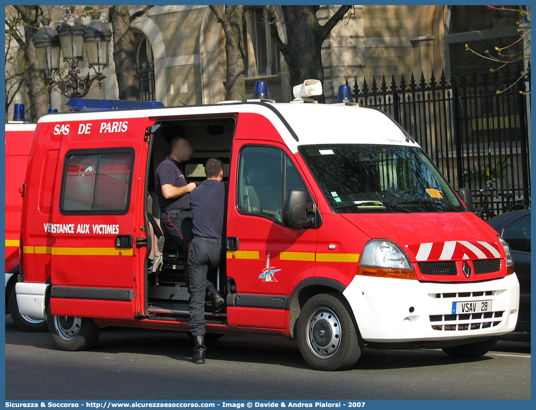 VSAV 28
République Française
Sapeurs Pompiers de Paris
Véhicule de Secours et d'Assistance aux Victimes
Renault Master III generation
Conversion by Sanicar Ambulances S.a.
Parole chiave: République;Française;Sapeurs;Pompiers;Paris;VSAV;Véhicule;Secours;Assistance;Victimes;Renault;Master;Sanicar