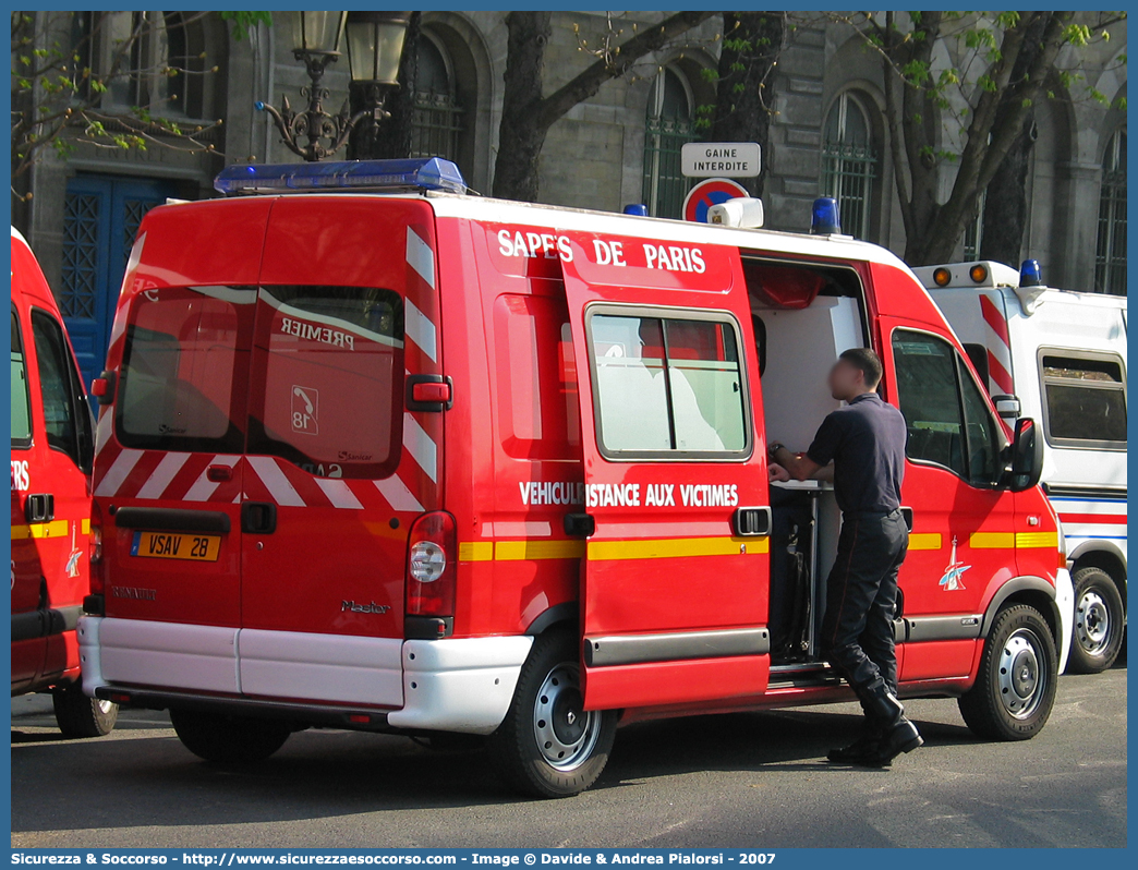 VSAV 28
République Française
Sapeurs Pompiers de Paris
Véhicule de Secours et d'Assistance aux Victimes
Renault Master III generation
Conversion by Sanicar Ambulances S.a.
Parole chiave: République;Française;Sapeurs;Pompiers;Paris;VSAV;Véhicule;Secours;Assistance;Victimes;Renault;Master;Sanicar