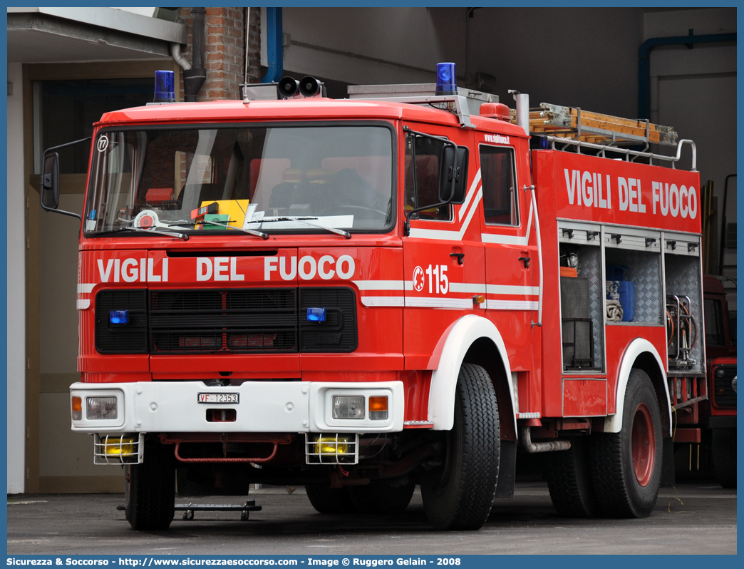 VF 12353
Corpo Nazionale Vigili del Fuoco
Iveco/OM 160
Allestitore Baribbi S.p.A.
Parole chiave: VVF;V.V.F.;Corpo;Nazionale;Vigili;del;Fuoco;AutoPompaSerbatoio;APS;A.P.S.;Iveco;OM;160;Baribbi