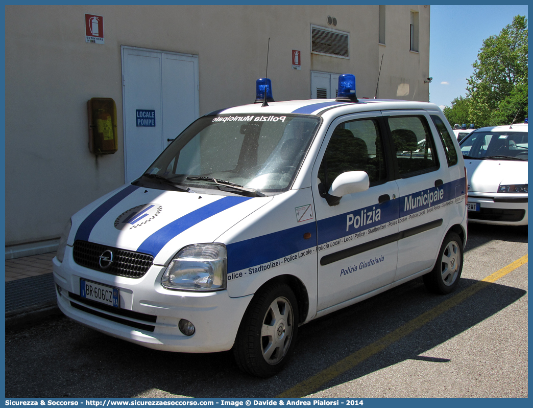 -
Polizia Municipale
Unione Comuni della Bassa Romagna
Opel Agila I serie
Parole chiave: Polizia;Locale;Municipale;Bassa Romagna;Alfonsine;Bagnacavallo;Bagnara di Romagna;Conselice;Cotignola;Fusignano;Lugo;Massa Lombarda;Sant&#039;Agata sul Santerno;Sant Agata sul Santerno;Opel;Agila