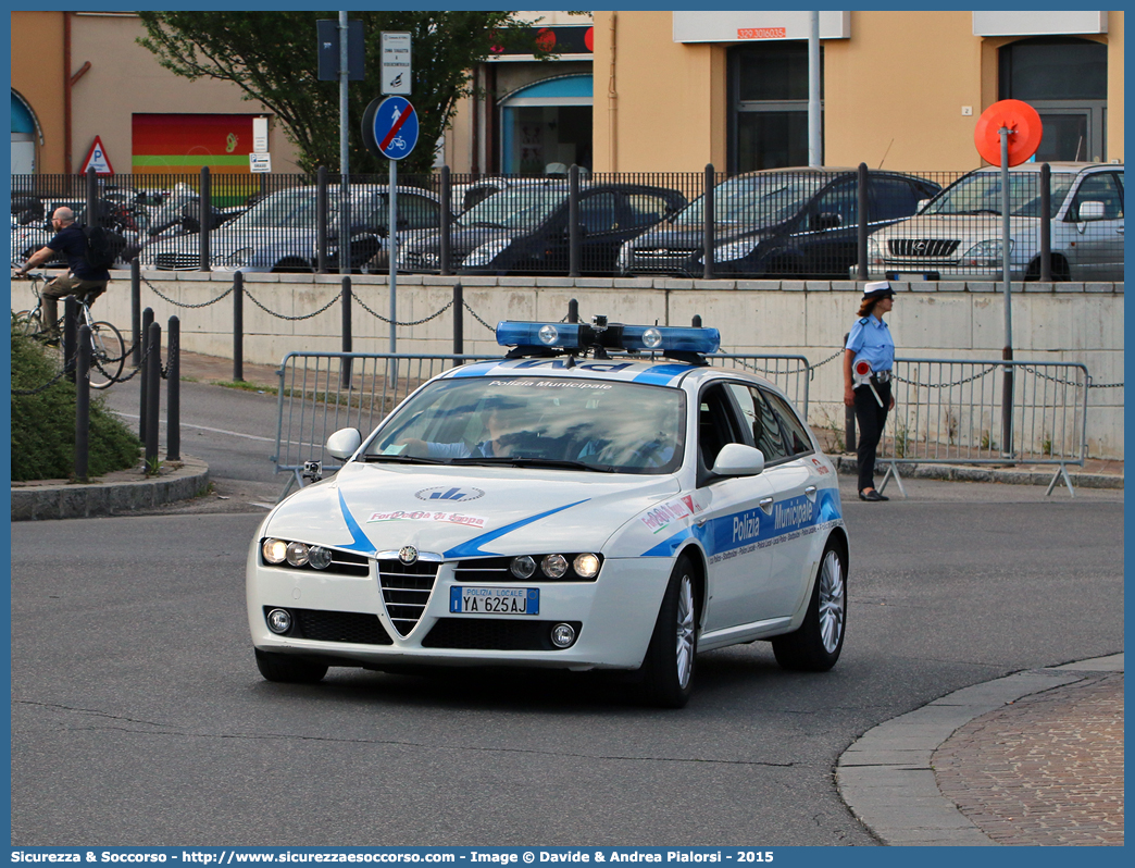 Polizia Locale YA625AJ
Polizia Municipale
Comune di Forlì
Alfa Romeo 159 Sportwagon
Allestitore Focaccia Group S.r.l.
Parole chiave: Polizia;Locale;Municipale;Forlì;Forli;Alfa Romeo;159;Sportwagon;Sport Wagon;Focaccia;YA625AJ;YA 625 AJ