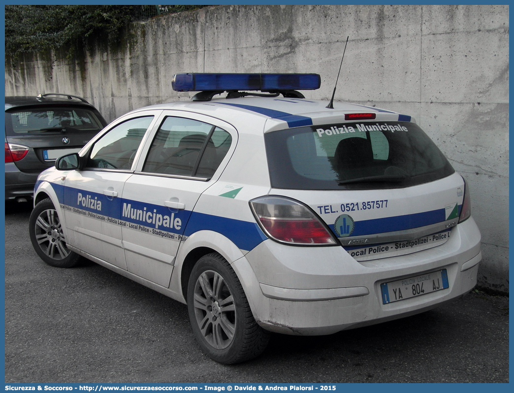 Polizia Locale YA804AJ
Polizia Municipale
Unione Montana Appennino Parma Est
Opel Astra III serie
Allestitore Cormar S.a.s.
Parole chiave: Polizia;Locale;Municipale;Parma Est;Langhirano;Lesignano de Bagni;Monchio delle Corti;Neviano degli Arduini;Palanzano;Tizzano Val Parma;Opel;Astra;Cormar;YA804AJ;YA 804 AJ