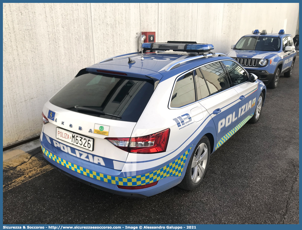 Polizia M6326
Polizia di Stato
Polizia Stradale
Autostrada del Brennero S.p.A.
Skoda Superb Wagon 4x4 III serie restyling
Allestitore Focaccia Group S.r.l.
Parole chiave: PS;P.S.;Polizia;di;Stato;Stradale;Autostrada del Brennero S.p.A.;Brenneroautobahn A.G.;Skoda;Superb;Wagon;Focaccia