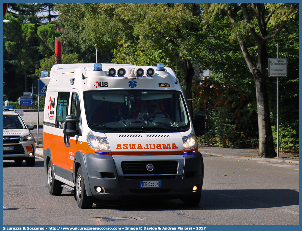 RA 05
118 Romagna Soccorso
Ambito Territoriale di Ravenna
Fiat Ducato III serie
Allestitore Vision S.r.l.
(variante)
Parole chiave: 118;Romagna;Ravenna;Soccorso;Ambulanza;Autoambulanza;Fiat;Ducato;X250;X 250;Vision