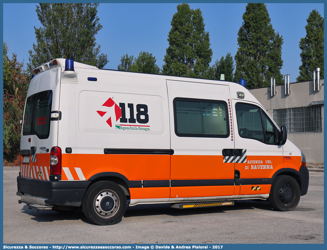 RA 26
118 Romagna Soccorso
Ambito Territoriale di Ravenna
Renault Master III serie
Allestitore Vision S.r.l.
Parole chiave: Renault;Master;118;Romagna;Ravenna;Soccorso;Ambulanza;Autoambulanza;Vision