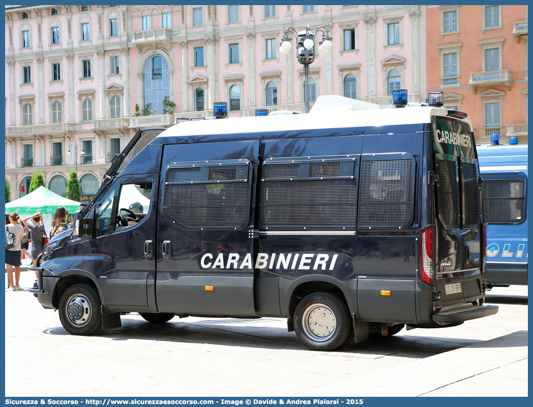 CC DI919
Arma dei Carabinieri
Battaglioni Mobili
Iveco Daily 50C17 VI serie
Allestitore Sperotto S.p.A.
(I fornitura)
Parole chiave: CC;C.C.;Arma;Carabinieri;Battaglioni Mobili;Battaglione Mobile;Iveco;Daily;50C17;Blindato;Ordine Pubblico;Sperotto