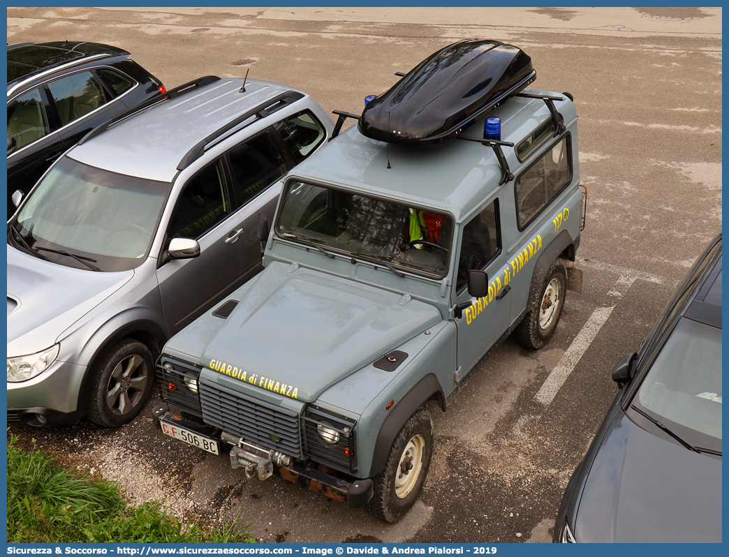 GdiF 506BC
Guardia di Finanza
S.A.G.F.
Land Rover Defender 90
(variante)
Parole chiave: GdiF;G.D.F.;GDF;Guardia di Finanza;S.A.G.F.;SAGF;Soccorso Alpino;Land Rover;Defender 90;506BC