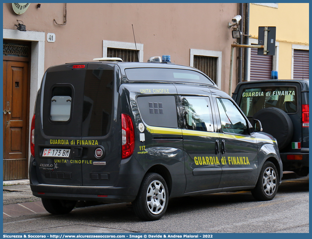 GdiF 173BM
Guardia di Finanza
Servizio Cinofilo
Fiat Doblò II serie restyling
Allestitore Elevox S.r.l.
(I fornitura)
Parole chiave: GdiF;G.D.F.;GDF;Guardia;di;Finanza;Servizio;Cinofilo;Cinofili;Fiat;Doblò;Elevox