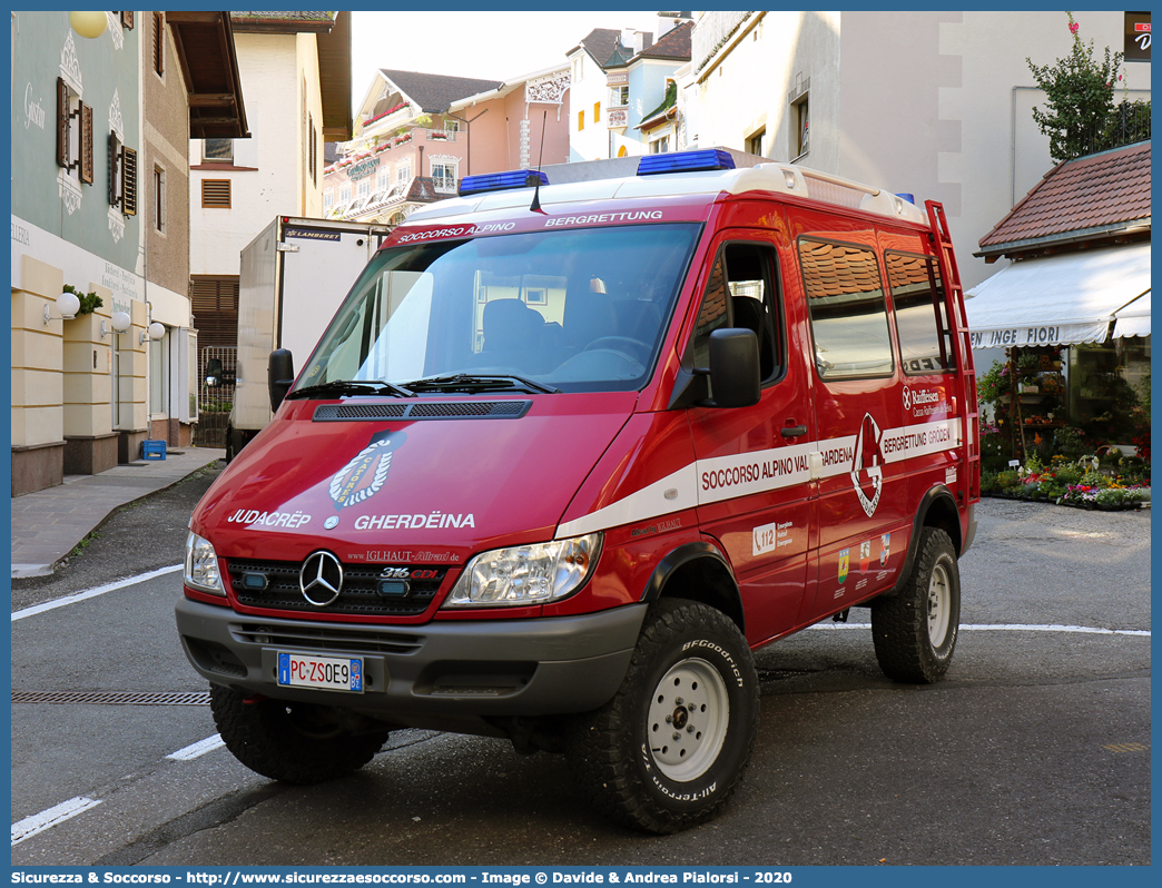 PC ZS0E9
Bergrettungsdienst im Alpenverein Südtirol
Bergrettung Gröden - Soccorso Alpino Val Gardena
Mercedes-Benz Sprinter 316 I serie restyling
Allestitore MobilTec GmbH
(variante)
Parole chiave: AVS;A.V.S.;CNSAS;C.N.S.A.S.;Soccorso;Alpino;Spelelogico;Bergrettungsdienst;Alpenverein;Südtirol;Gröden;Val;Gardena;Judacrëp;Gherdëina;Catores;Mercedes;Benz;Sprinter;316;MobilTec