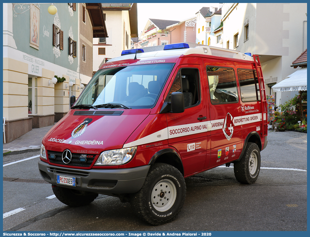 PC ZS0E9
Bergrettungsdienst im Alpenverein Südtirol
Bergrettung Gröden - Soccorso Alpino Val Gardena
Mercedes-Benz Sprinter 316 I serie restyling
Allestitore MobilTec GmbH
(variante)
Parole chiave: AVS;A.V.S.;CNSAS;C.N.S.A.S.;Soccorso;Alpino;Spelelogico;Bergrettungsdienst;Alpenverein;Südtirol;Gröden;Val;Gardena;Judacrëp;Gherdëina;Catores;Mercedes;Benz;Sprinter;316;MobilTec