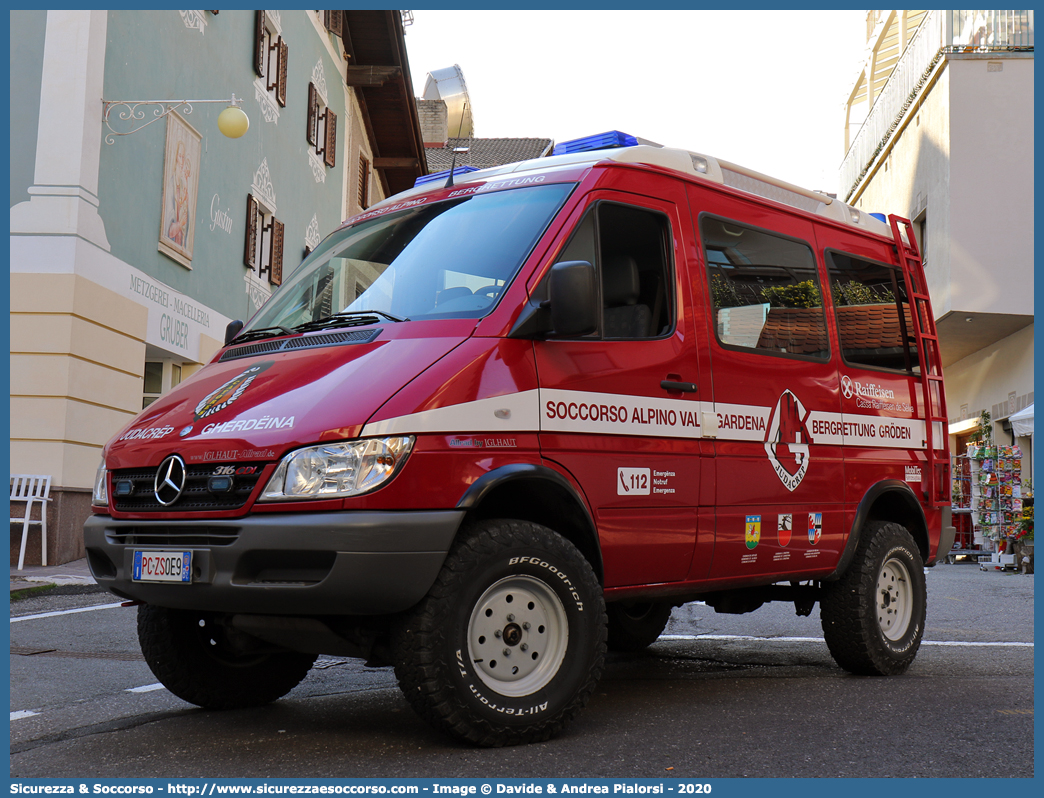 PC ZS0E9
Bergrettungsdienst im Alpenverein Südtirol
Bergrettung Gröden - Soccorso Alpino Val Gardena
Mercedes-Benz Sprinter 316 I serie restyling
Allestitore MobilTec GmbH
(variante)
Parole chiave: AVS;A.V.S.;CNSAS;C.N.S.A.S.;Soccorso;Alpino;Spelelogico;Bergrettungsdienst;Alpenverein;Südtirol;Gröden;Val;Gardena;Judacrëp;Gherdëina;Catores;Mercedes;Benz;Sprinter;316;MobilTec