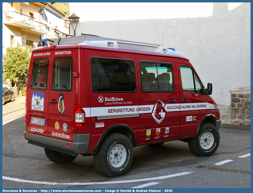 PC ZS0E9
Bergrettungsdienst im Alpenverein Südtirol
Bergrettung Gröden - Soccorso Alpino Val Gardena
Mercedes-Benz Sprinter 316 I serie restyling
Allestitore MobilTec GmbH
(variante)
Parole chiave: AVS;A.V.S.;CNSAS;C.N.S.A.S.;Soccorso;Alpino;Spelelogico;Bergrettungsdienst;Alpenverein;Südtirol;Gröden;Val;Gardena;Judacrëp;Gherdëina;Catores;Mercedes;Benz;Sprinter;316;MobilTec