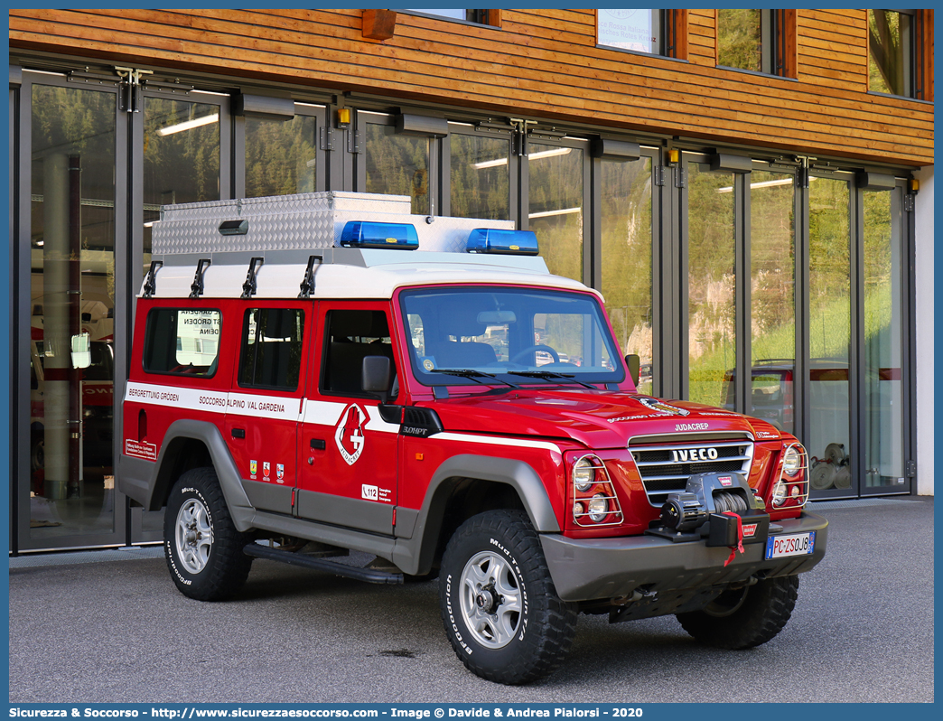 PC ZS0J8
Bergrettungsdienst im Alpenverein Südtirol
Bergrettung Gröden - Soccorso Alpino Val Gardena
Iveco Massif
Allestitore Kofler Fahrzeugbau S.n.c.
Parole chiave: AVS;A.V.S.;CNSAS;C.N.S.A.S.;Soccorso;Alpino;Spelelogico;Bergrettungsdienst;Alpenverein;Südtirol;Gröden;Val;Gardena;Judacrëp;Gherdëina;Catores;Iveco;Massif;Kofler;Fahrzeugbau