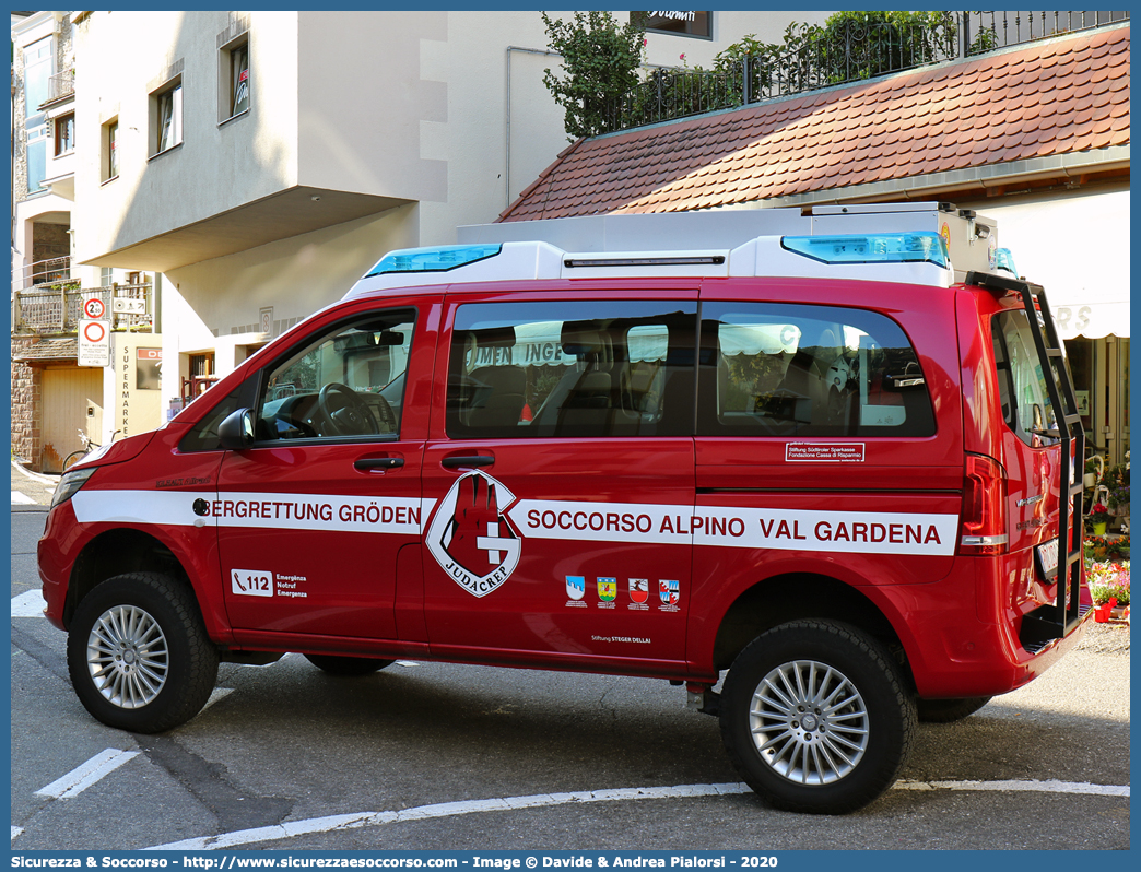 PC ZS10G
Bergrettungsdienst im Alpenverein Südtirol
Bergrettung Gröden - Soccorso Alpino Val Gardena
Mercedes-Benz Classe V 4x4 III serie
Allestitore Kofler Fahrzeugbau S.n.c.
Parole chiave: AVS;A.V.S.;CNSAS;C.N.S.A.S.;Soccorso;Alpino;Spelelogico;Bergrettungsdienst;Alpenverein;Südtirol;Gröden;Val;Gardena;Judacrëp;Gherdëina;Catores;Mercedes;Benz;Classe V;Kofler;Fahrzeugbau