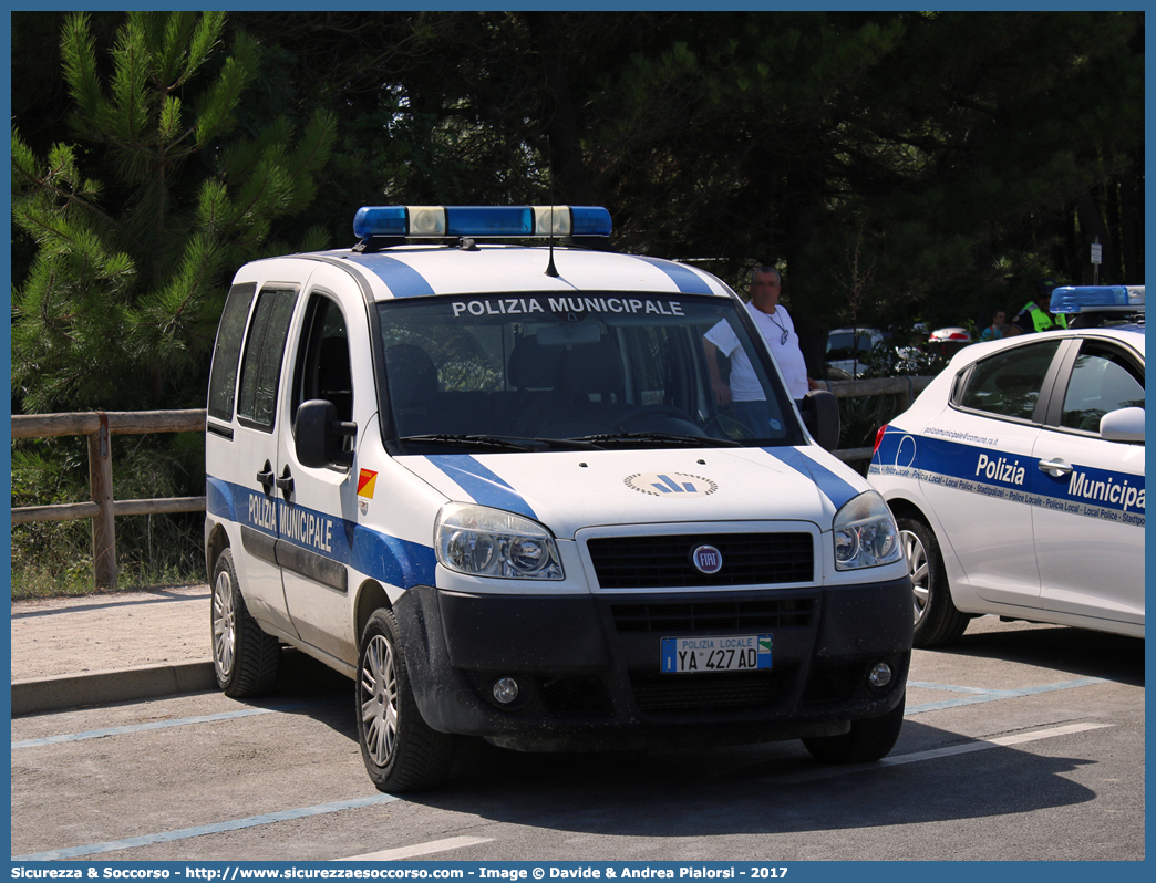 Polizia Locale YA427AD
Polizia Municipale
Comune di Ravenna
Fiat Doblò I serie restyling
Allestitore Focaccia Group S.r.l.
Parole chiave: Polizia;Locale;Municipale;Ravenna;Fiat;Doblo;Doblò;Focaccia