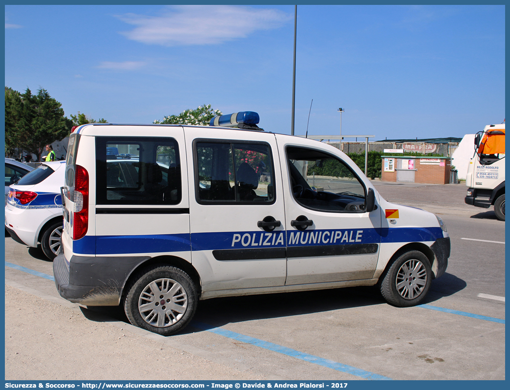 Polizia Locale YA427AD
Polizia Municipale
Comune di Ravenna
Fiat Doblò I serie restyling
Allestitore Focaccia Group S.r.l.
Parole chiave: Polizia;Locale;Municipale;Ravenna;Fiat;Doblo;Doblò;Focaccia