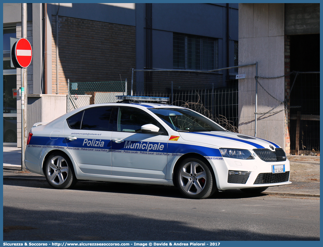 Polizia Locale YA545AN
Polizia Municipale
Comune di Ravenna
Skoda Octavia RS IV serie
Allestitore Focaccia Group S.r.l.
Parole chiave: Polizia;Locale;Municipale;Ravenna;Skoda;Octavia;RS;Focaccia