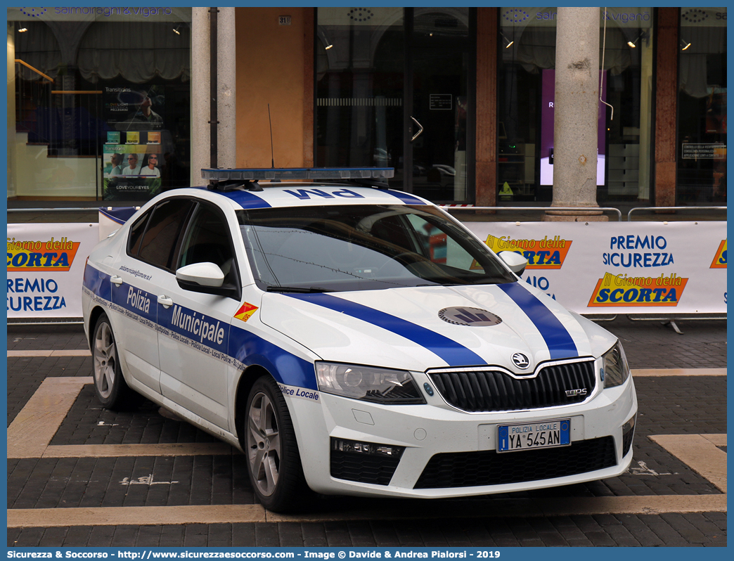 Polizia Locale YA545AN
Polizia Municipale
Comune di Ravenna
Skoda Octavia RS IV serie
Allestitore Focaccia Group S.r.l.
Parole chiave: Polizia;Locale;Municipale;Ravenna;Skoda;Octavia;RS;Focaccia