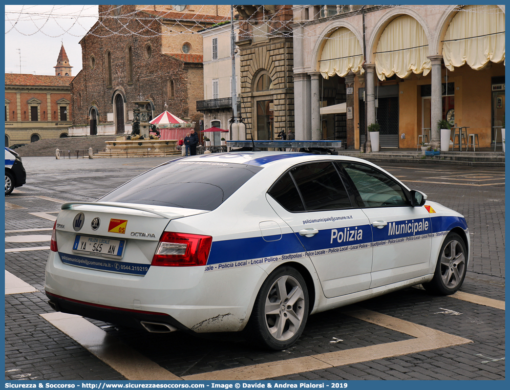 Polizia Locale YA545AN
Polizia Municipale
Comune di Ravenna
Skoda Octavia RS IV serie
Allestitore Focaccia Group S.r.l.
Parole chiave: Polizia;Locale;Municipale;Ravenna;Skoda;Octavia;RS;Focaccia