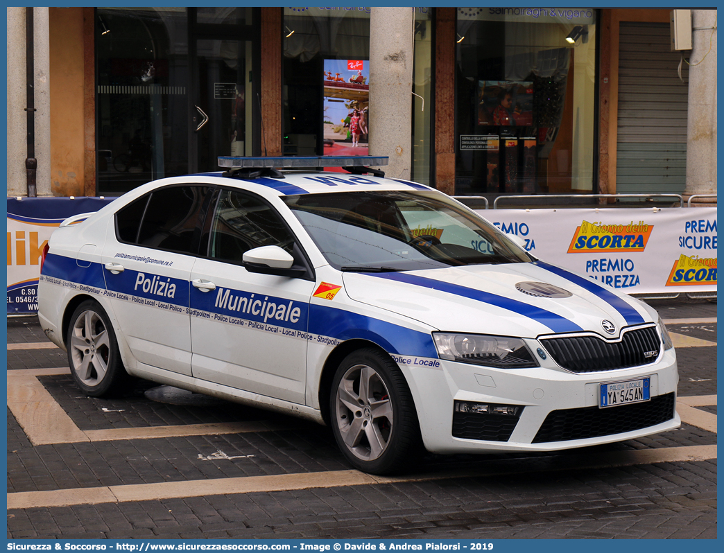 Polizia Locale YA545AN
Polizia Municipale
Comune di Ravenna
Skoda Octavia RS IV serie
Allestitore Focaccia Group S.r.l.
Parole chiave: Polizia;Locale;Municipale;Ravenna;Skoda;Octavia;RS;Focaccia