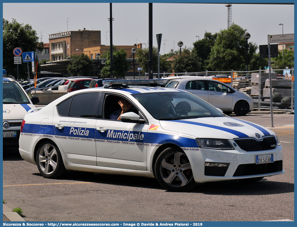 Polizia Locale YA545AN
Polizia Municipale
Comune di Ravenna
Skoda Octavia RS IV serie
Allestitore Focaccia Group S.r.l.
Parole chiave: Polizia;Locale;Municipale;Ravenna;Skoda;Octavia;RS;Focaccia