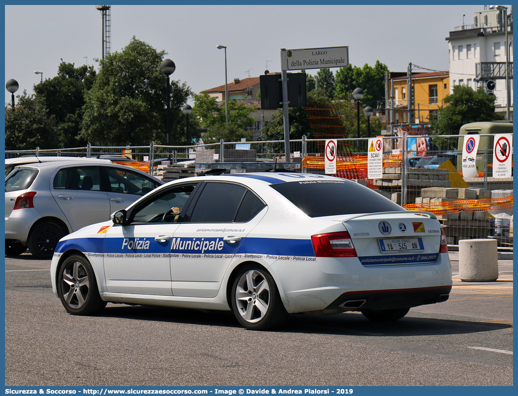 Polizia Locale YA545AN
Polizia Municipale
Comune di Ravenna
Skoda Octavia RS IV serie
Allestitore Focaccia Group S.r.l.
Parole chiave: Polizia;Locale;Municipale;Ravenna;Skoda;Octavia;RS;Focaccia