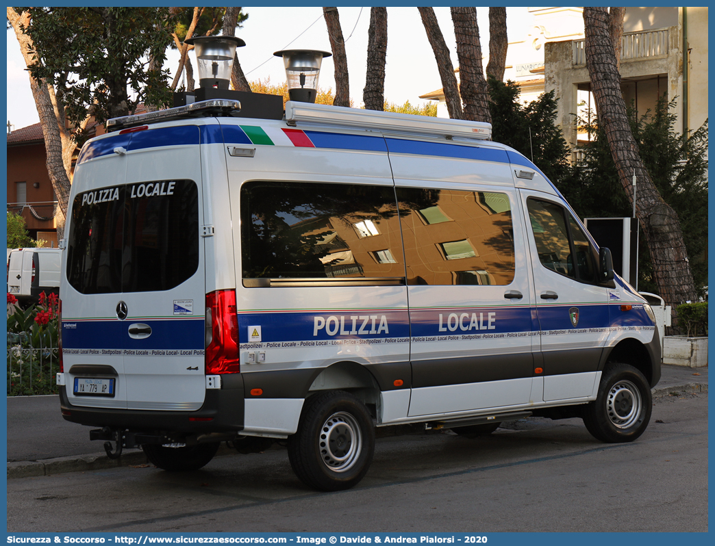 Polizia Locale YA779AP
Polizia Locale
Comune di Rapallo
Mercedes-Benz Sprinter 4x4 III serie
Allestitore Bertazzoni S.r.l.
Parole chiave: Polizia;Locale;Municipale;Rapallo;Mercedes;Benz;Sprinter;4x4;Bertazzoni