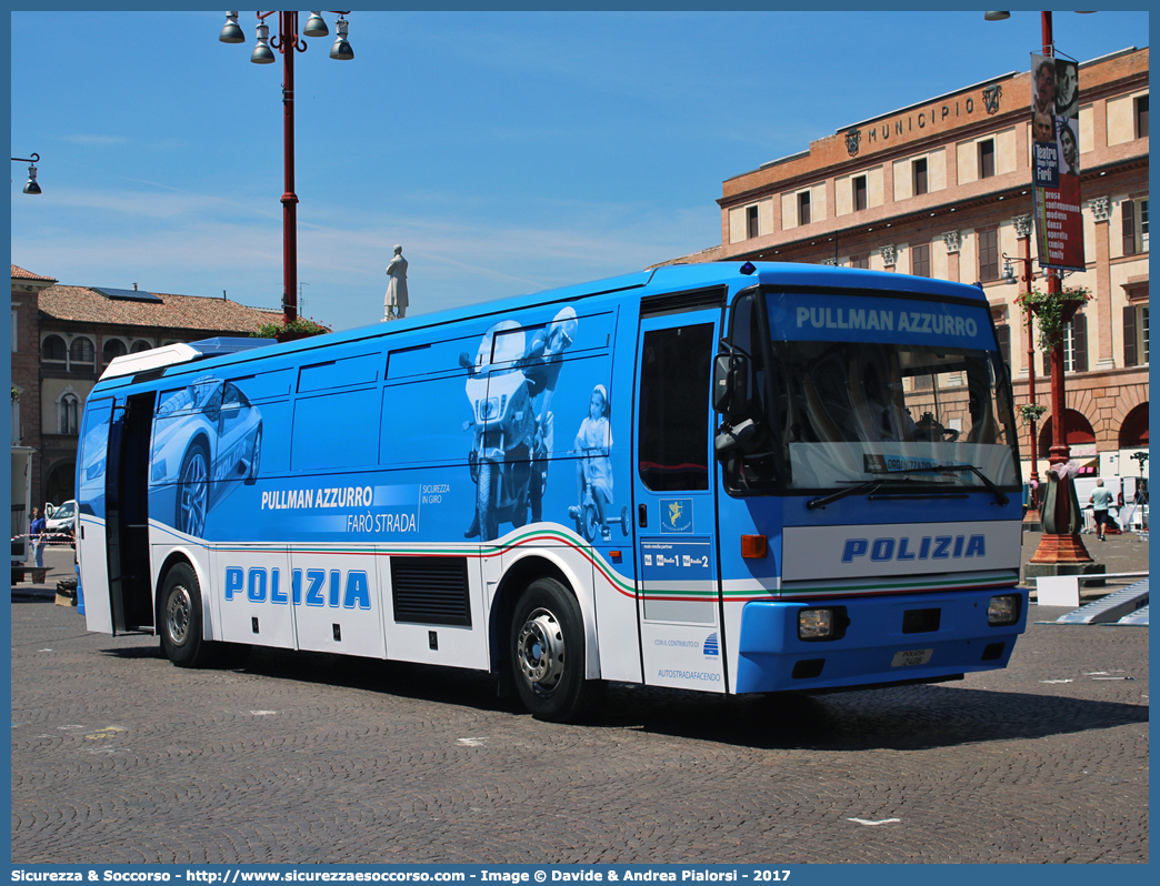 Polizia B2408
Polizia di Stato
Polizia Stradale
Iveco 370SE "Pullman Azzurro"
(I variante)
Parole chiave: Polizia;Stato;Polizia di Stato;Stradale;Iveco;370SE;Pullman Azzurro