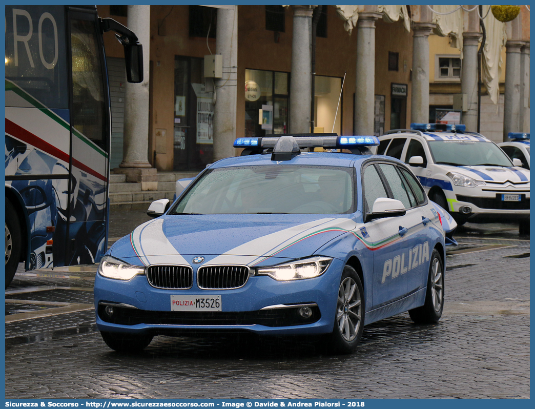 Polizia M3526
Polizia di Stato
Polizia Stradale
Bmw Serie 3 F31 Touring restyling
Allestitore Focaccia Group S.r.l.
Parole chiave: PS;P.S.;Polizia;di;Stato;Stradale;Bmw;Serie 3;F31;F 31;Touring;Focaccia