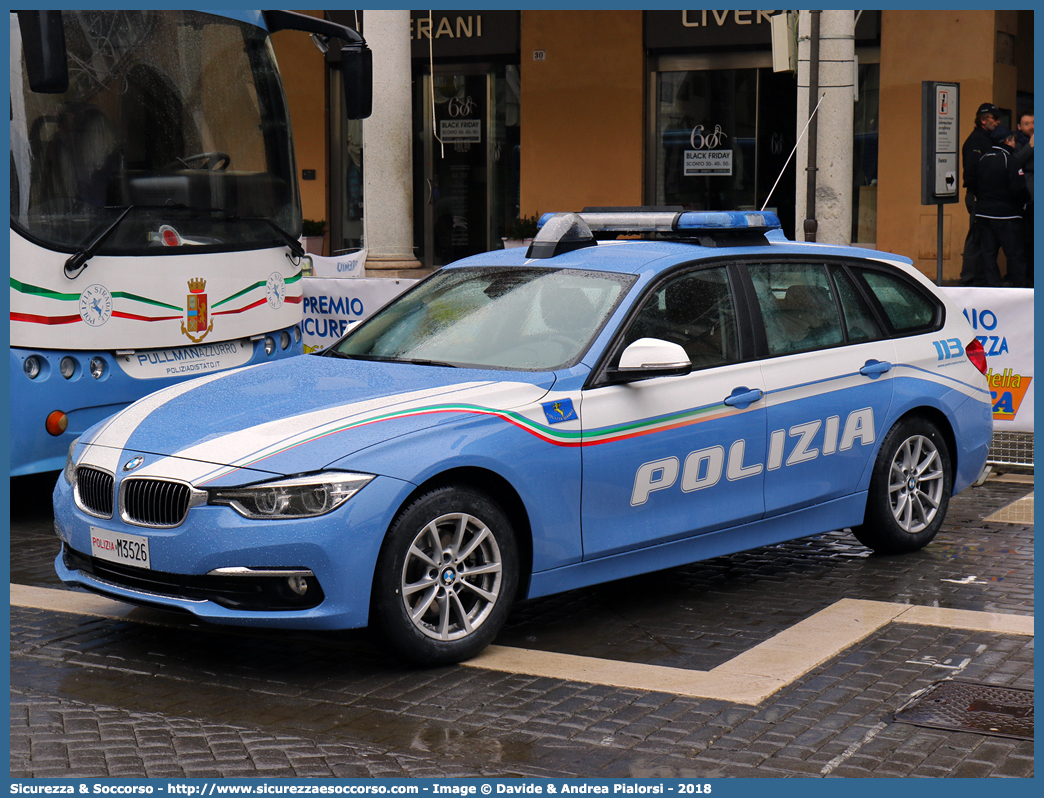 Polizia M3526
Polizia di Stato
Polizia Stradale
Bmw Serie 3 F31 Touring restyling
Allestitore Focaccia Group S.r.l.
Parole chiave: PS;P.S.;Polizia;di;Stato;Stradale;Bmw;Serie 3;F31;F 31;Touring;Focaccia