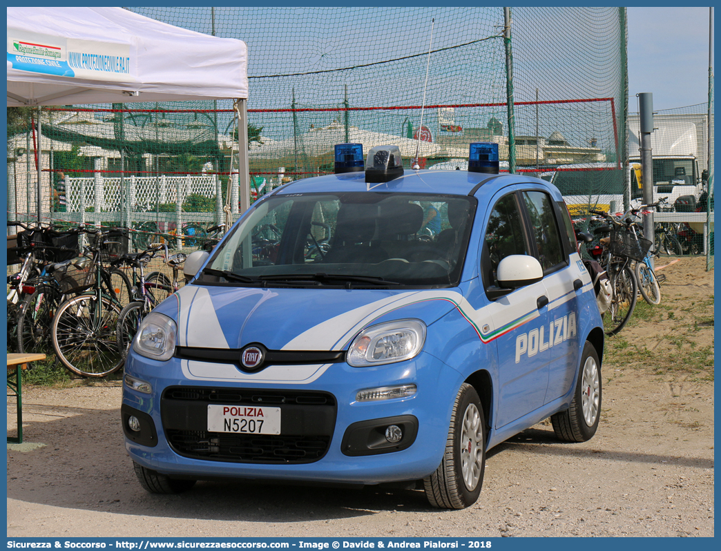 Polizia N5207
Polizia di Stato
Fiat Nuova Panda II serie
Allestitore Focaccia Group S.r.l.
(II fornitura)
Parole chiave: PS;P.S.;Polizia;di;Stato;Polizia;Fiat;Nuova;Panda;Focaccia