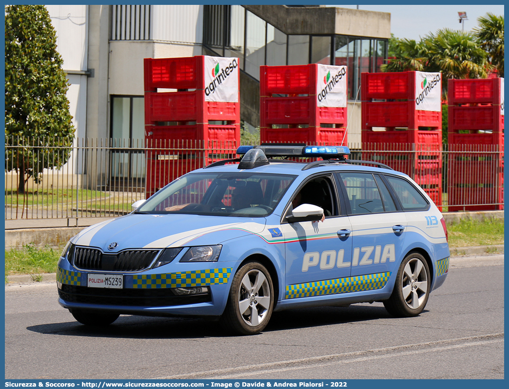 Polizia M5239
Polizia di Stato
Polizia Stradale
Skoda Octavia Wagon V serie
Allestitore Focaccia Group S.r.l.
Parole chiave: PS;P.S.;Polizia;di;Stato;Stradale;Skoda;Octavia;Focaccia