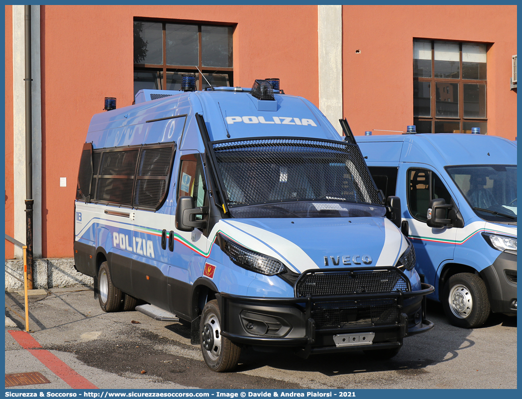 Polizia M5924
Polizia di Stato
Reparto Mobile
Iveco Daily 50C17 VI serie restyling
Allestitore Sperotto S.p.A.
Parole chiave: PS;P.S.;Polizia;di;Stato;Reparto;Mobile;Iveco;Daily;50C17;Sperotto